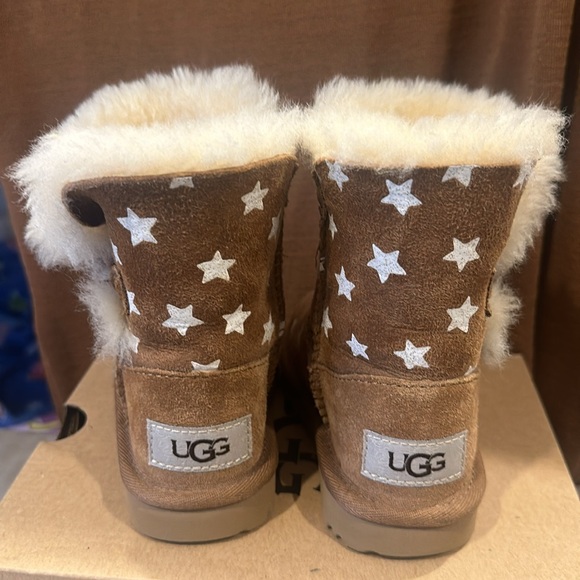 Girl Ugg Star Boots - Picture 3 of 7